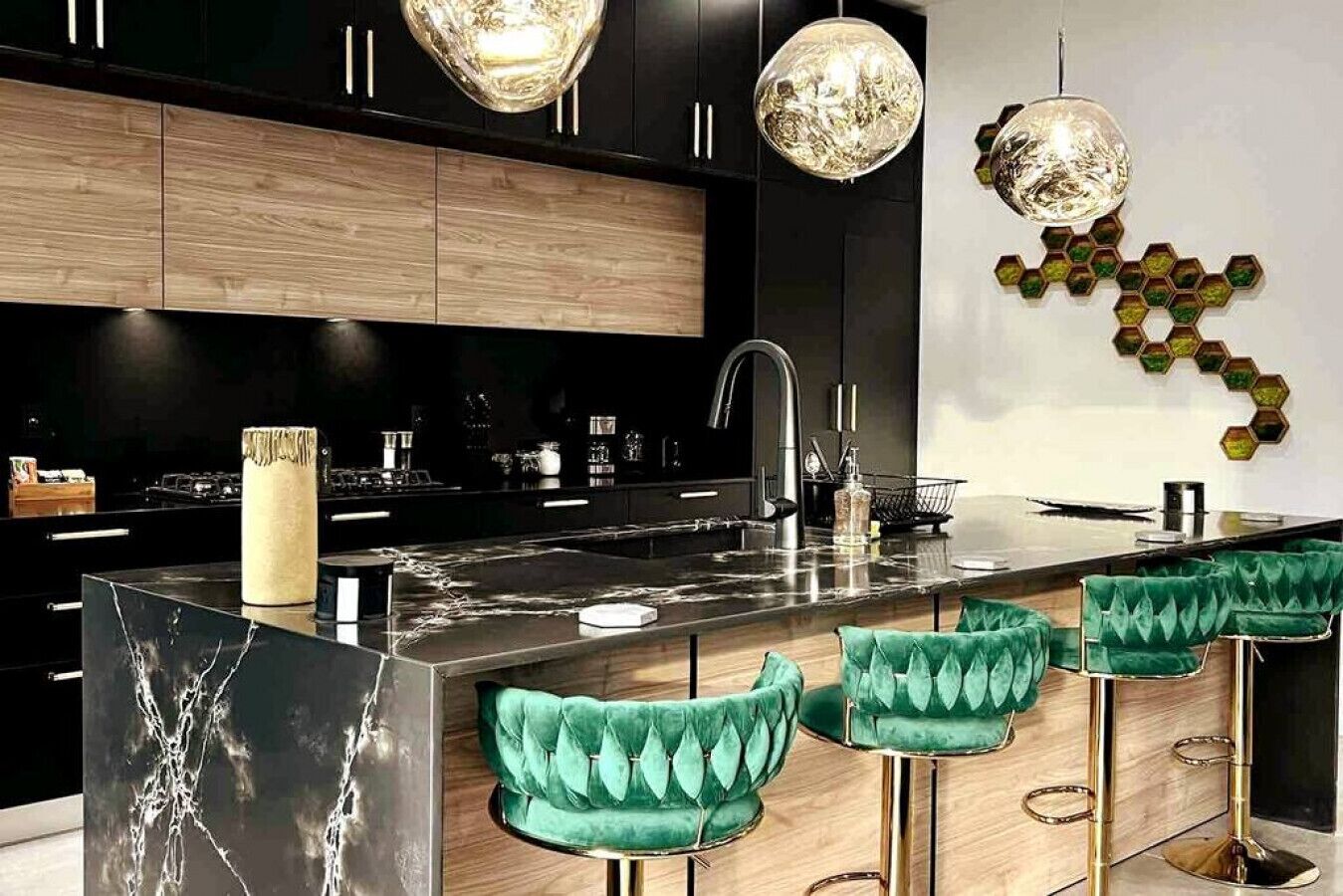 Kylskåp, mikrovågsugn, ugn och spishäll