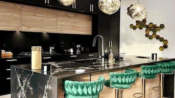 Refrigerador, microondas, horno, placa de cocina