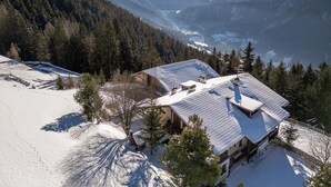 A snow-covered mountain lodge with a view of the surrounding peaks. - Apartment 'Funtnatsch Langkofel' with Mountain View, Shared Garden and Wi-Fi (Laion)