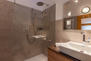 Baignoire, séchoir à cheveux, serviettes fournies