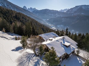 Exterior - Apartment 'Funtnatsch Schlern' with Mountain View, Shared Terrace and Wi-Fi (Laion)
