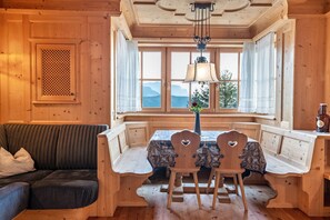 Dining - Apartment 'Funtnatsch' with Mountain View, Private Terrace and Wi-Fi (Laion)