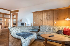 Living area - Apartment 'Funtnatsch' with Mountain View, Private Terrace and Wi-Fi (Laion)