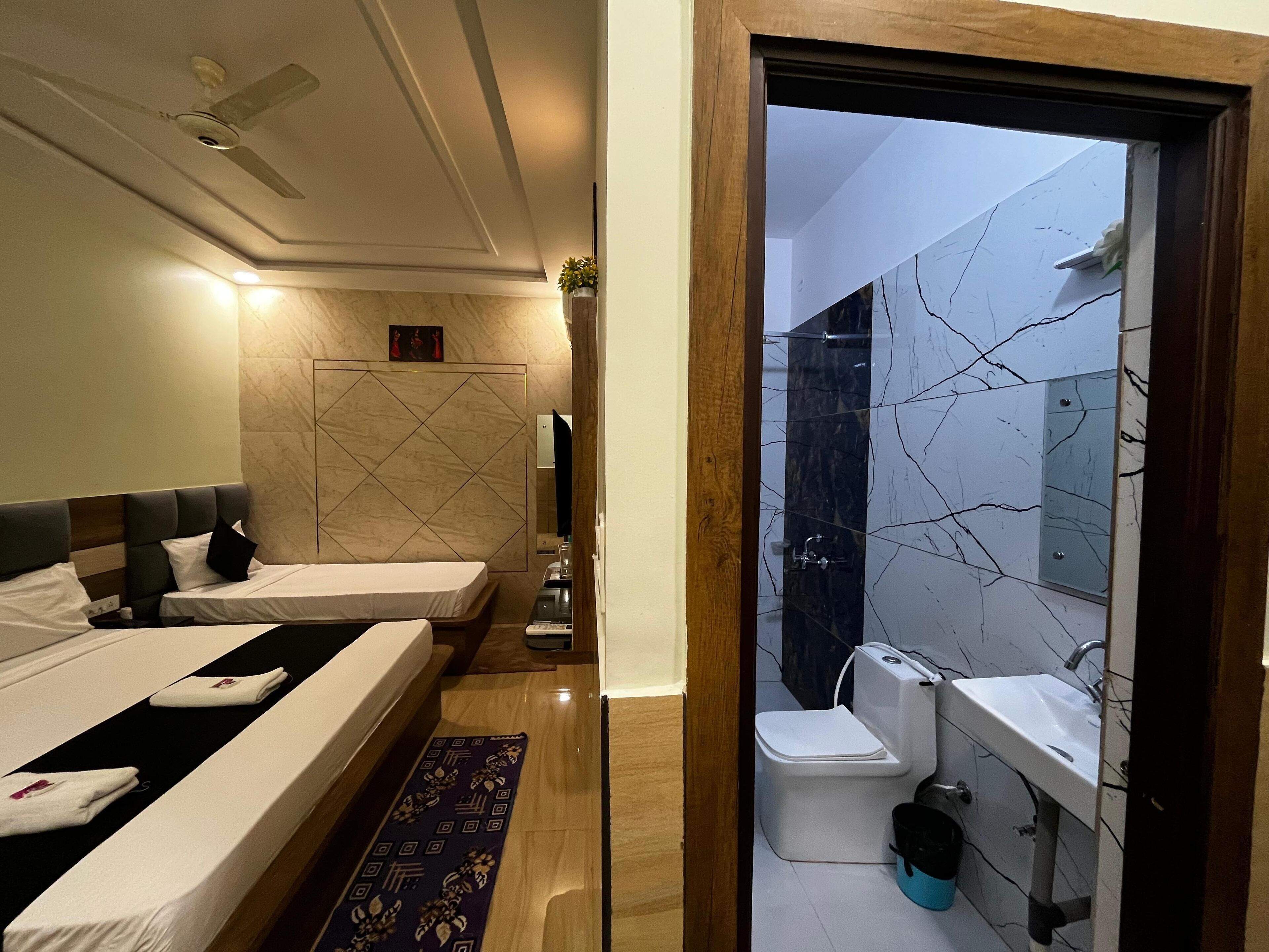 Family Room | Egyptian cotton sheets, premium bedding, Select Comfort beds