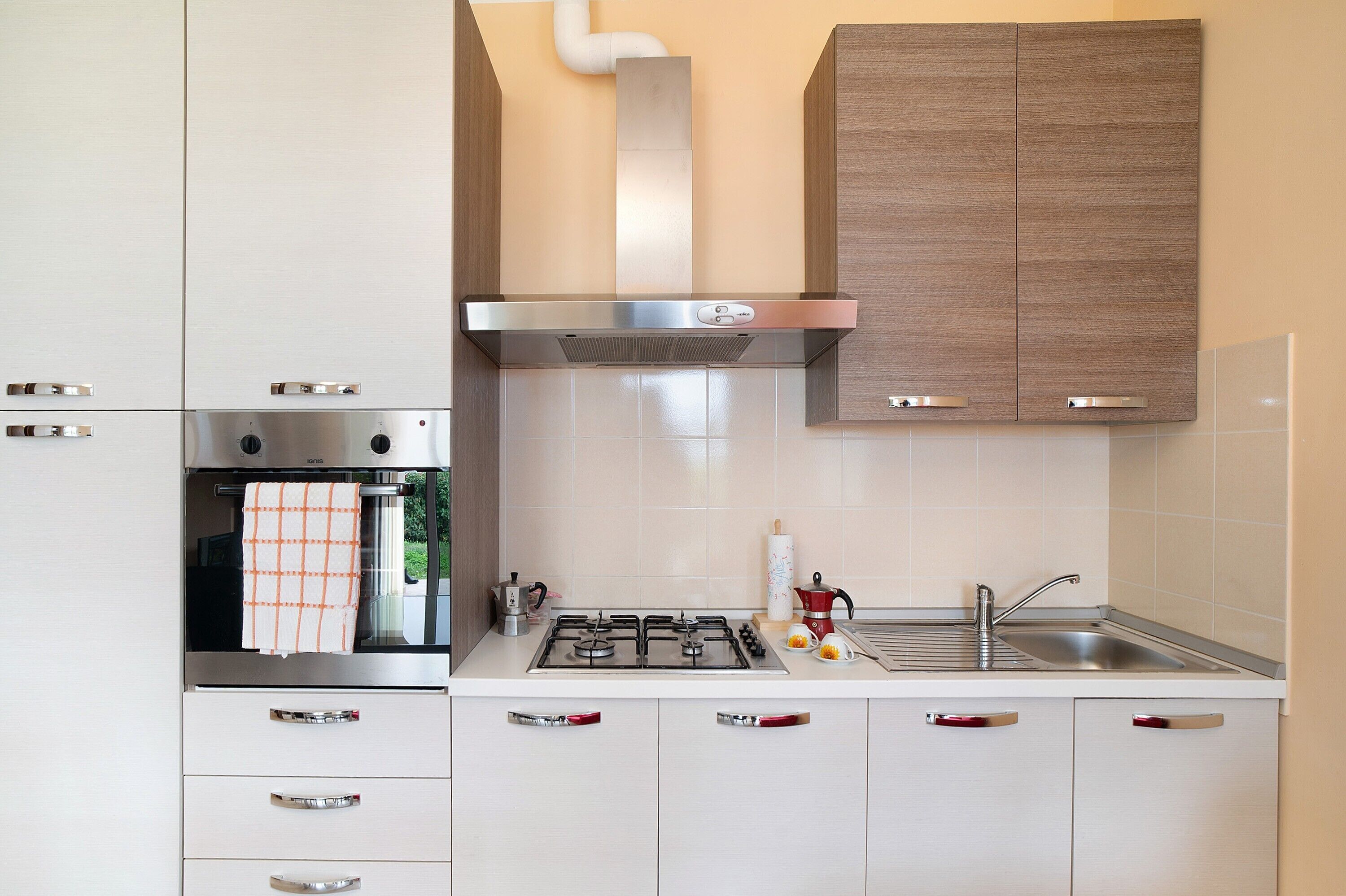 Kühlschrank, Mikrowelle, Herdplatte, Kochgeschirr/Geschirr/Besteck