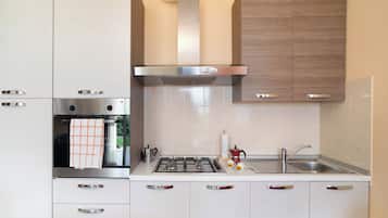 Frigorifero, microonde, piano cottura, pentole/stoviglie/utensili