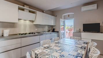 Fridge, oven, stovetop, dishwasher