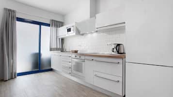 Kjøleskap, mikrobølgeovn, ovn og kokeplater