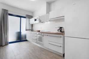 Frigorifero, microonde, forno, piano cottura