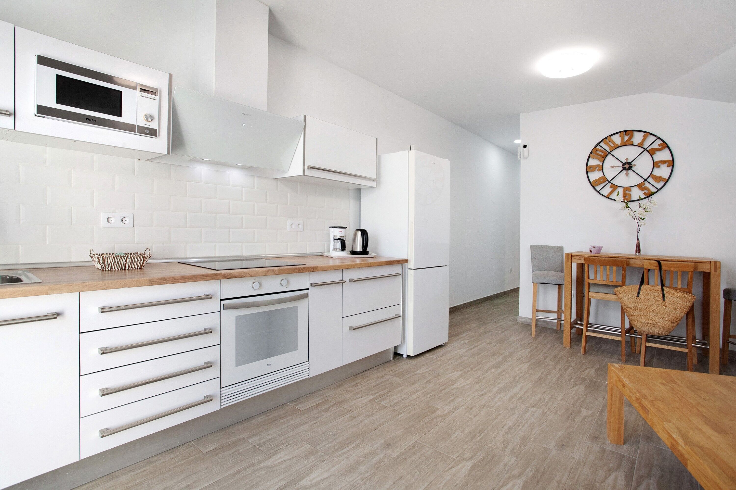 Kjøleskap, mikrobølgeovn, ovn og kokeplater