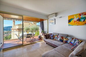 TV - Apartment 'Résidence Le Clos Charmerade' with Sea View, Wi-Fi, and Air Conditioning (VILLEFRANCHE-SUR-MER)