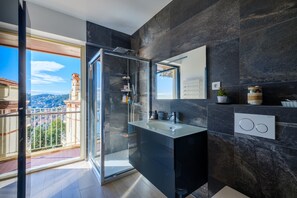 Dusche, Haartrockner, Handtücher