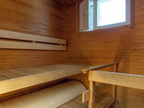 A wooden cabin with bunk beds and a window. - Moitakuru a4 by Interhome (Inari)