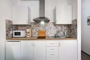 Refrigerador, microondas, parrilla de estufa y cafetera y tetera