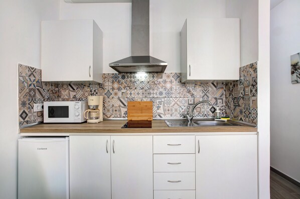 雪櫃、微波爐、爐具、咖啡機/沖茶器