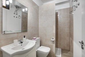 Shower, towels - Vacation Home "Estudio Sagrario" with Shared Pool (Arona)