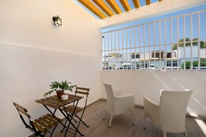 Outdoor dining - Vacation Home "Estudio Sagrario" with Shared Pool (Arona)