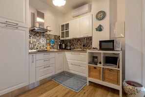 Een koelkast, een magnetron, een oven, een kookplaat