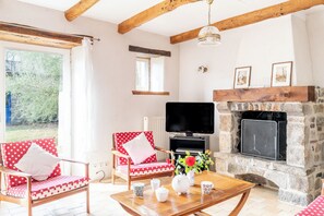 Fernseher, Kamin, DVD-Player