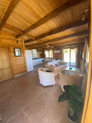 TV, fireplace - Holiday Home 'Miralvalle' with Mountain View, Wi-Fi and Air Conditioning (El Gastor)