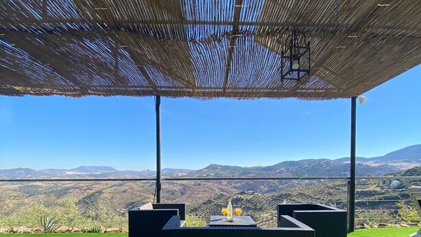 An outdoor seating area with a view of distant mountains. - Holiday Home 'Miralvalle' with Mountain View, Wi-Fi and Air Conditioning (El Gastor)