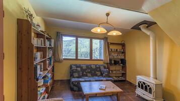 Een open haard en een stereo