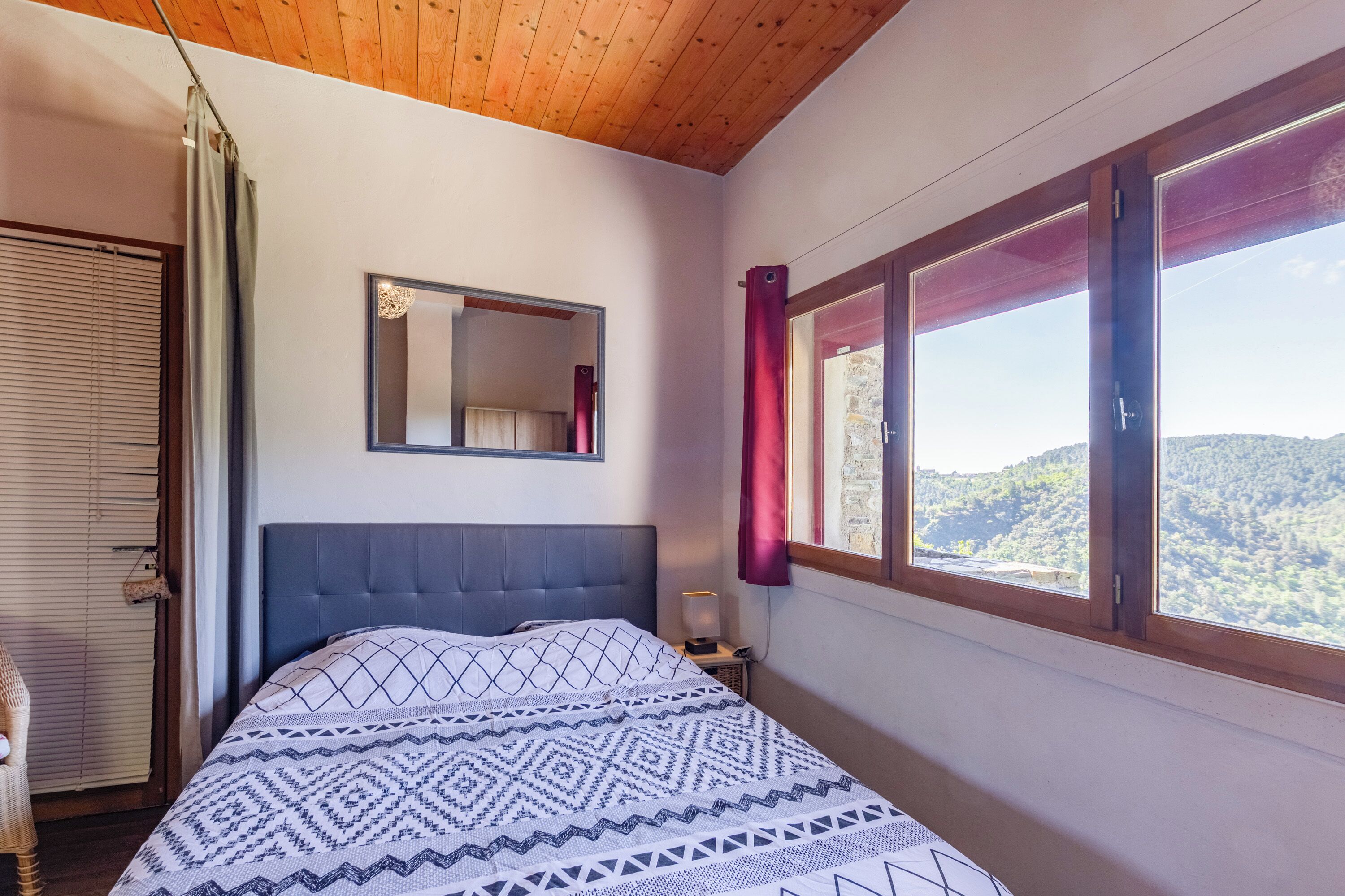 2 slaapkamers, een strijkplank/strijkijzer, gratis wifi, beddengoed