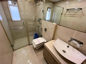 Executive Room | Bathroom | Shower, rainfall showerhead, free toiletries, hair dryer - continental lodge  (Malda)