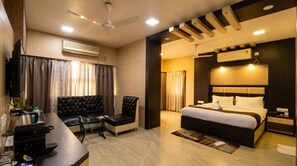 Premium Suite | Egyptian cotton sheets, premium bedding, individually decorated - continental lodge  (Malda)