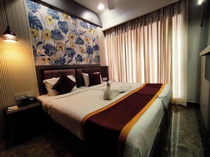 Executive Room | Egyptian cotton sheets, premium bedding, individually decorated - continental lodge  (Malda)