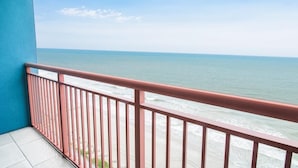 Ein Balkon mit Blick auf den Ozean.