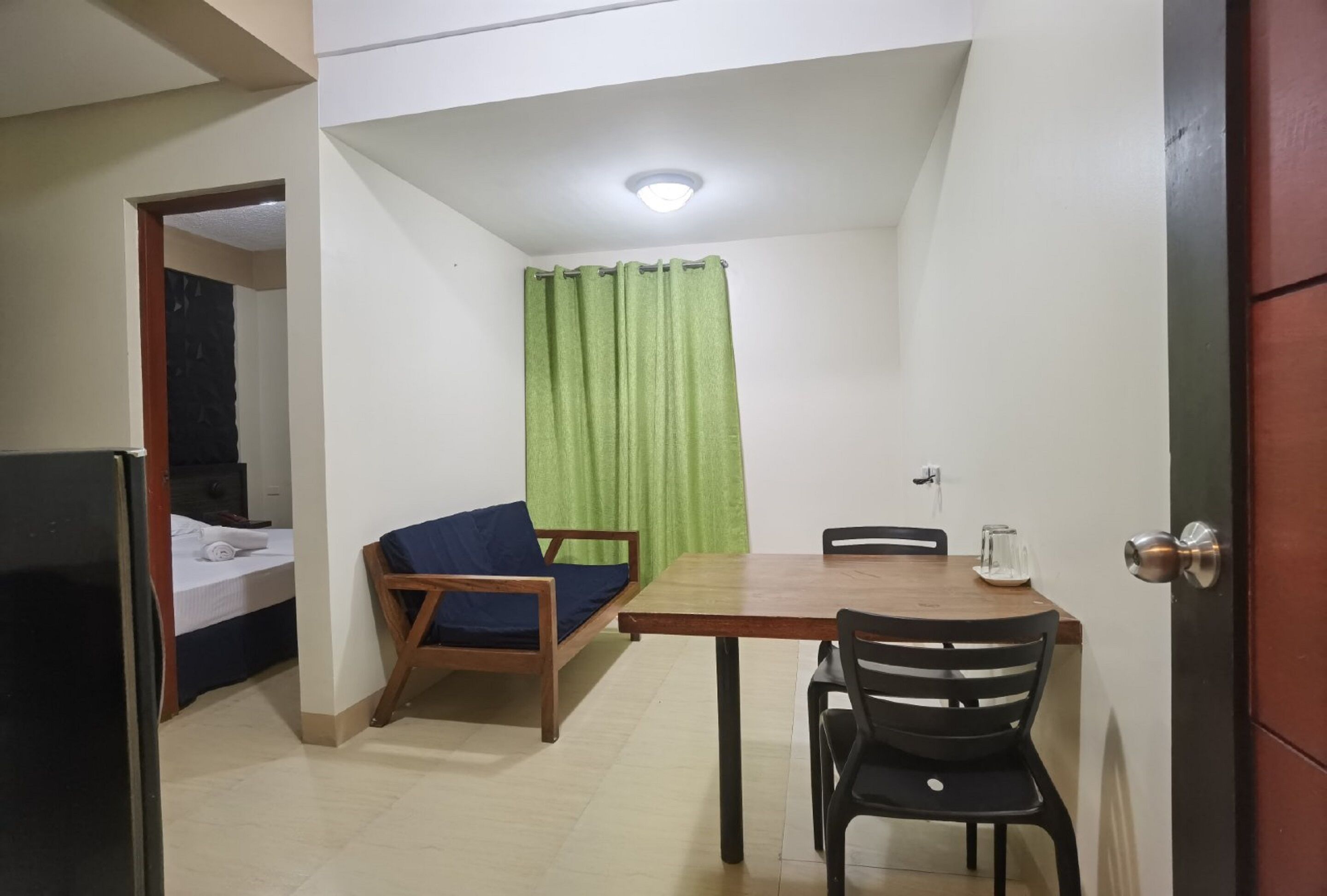 基础客房 | 办公桌、折叠床/加床（额外收费）、免费 WiFi、床单