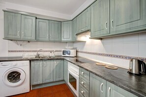 Fridge, microwave, oven, stovetop - Vacation Home "Mi Refugio en La Jaca" with Sea View, Private Terrace & Wi-Fi (Arico)