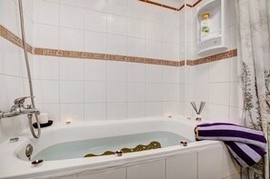 Een bad, een haardroger, handdoeken