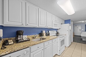 Kjøleskap, mikrobølgeovn, ovn og kokeplater