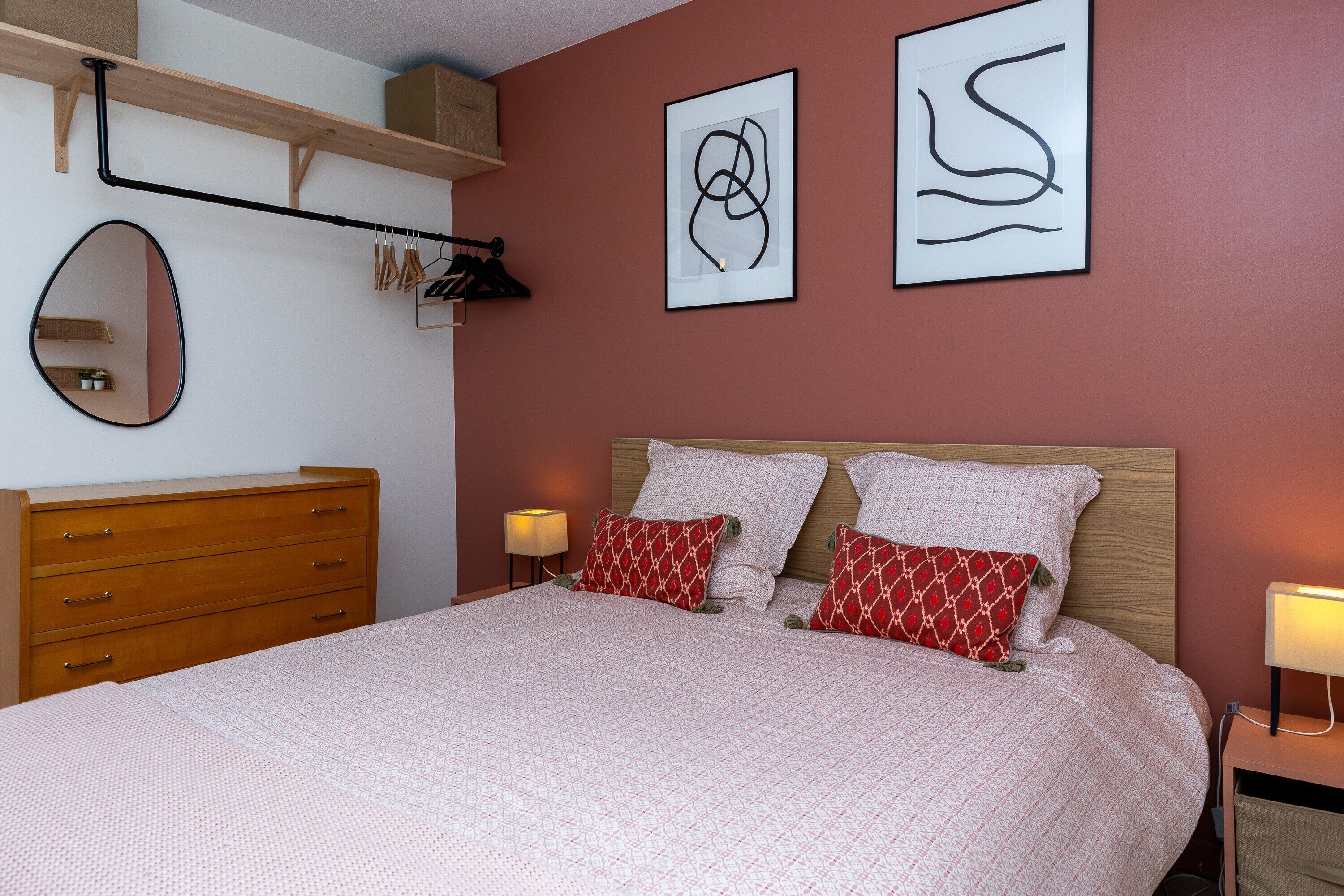 1 slaapkamer, een strijkplank/strijkijzer, wifi, beddengoed