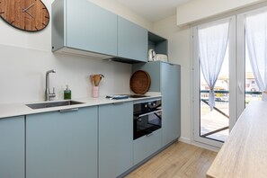 ثلاجة، ميكروويف، فرن، موقد طهي مسطح