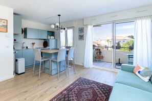 Un apartamento moderno con cocina, comedor y balcón con vistas.