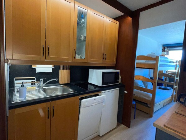 Fridge, microwave, stovetop, dishwasher