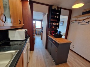 Fridge, microwave, stovetop, dishwasher - Divisible studio in the center, gallery access, 4 people (La Plagne)