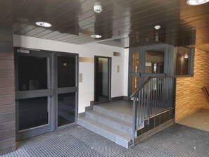 A modern interior with a staircase, metal railings, and a textured floor. - Divisible studio in the center, gallery access, 4 people (La Plagne)