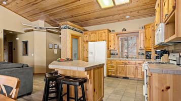 冰箱、微波炉、烤箱、炉灶