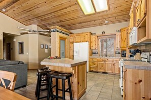 Fridge, microwave, oven, stovetop - * Snowy Evening Lodge * / Treetop Views & Firepit (Big Bear)
