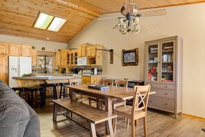 Dining - * Snowy Evening Lodge * / Treetop Views & Firepit (Big Bear)