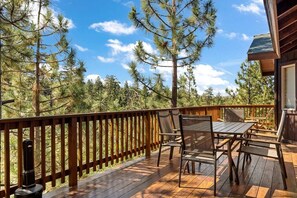 Outdoor dining - * Snowy Evening Lodge * / Treetop Views & Firepit (Big Bear)