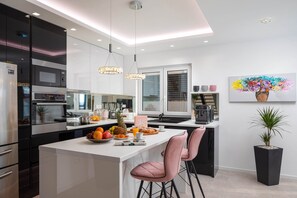 Kjøleskap, mikrobølgeovn, ovn og kokeplater