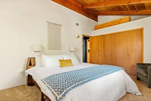 3 bedrooms, desk, iron/ironing board, travel cot - Snow Catcher Lodge +Close to Ski Resorts +Fox Farm (Big Bear Lake)