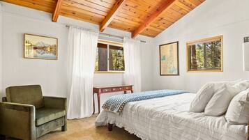 3 quartos, escrivaninha, ferros/tábuas de passar roupa, berço de viagem