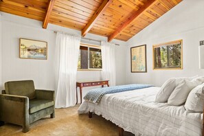 3 habitaciones, escritorio y tabla de planchar con plancha 