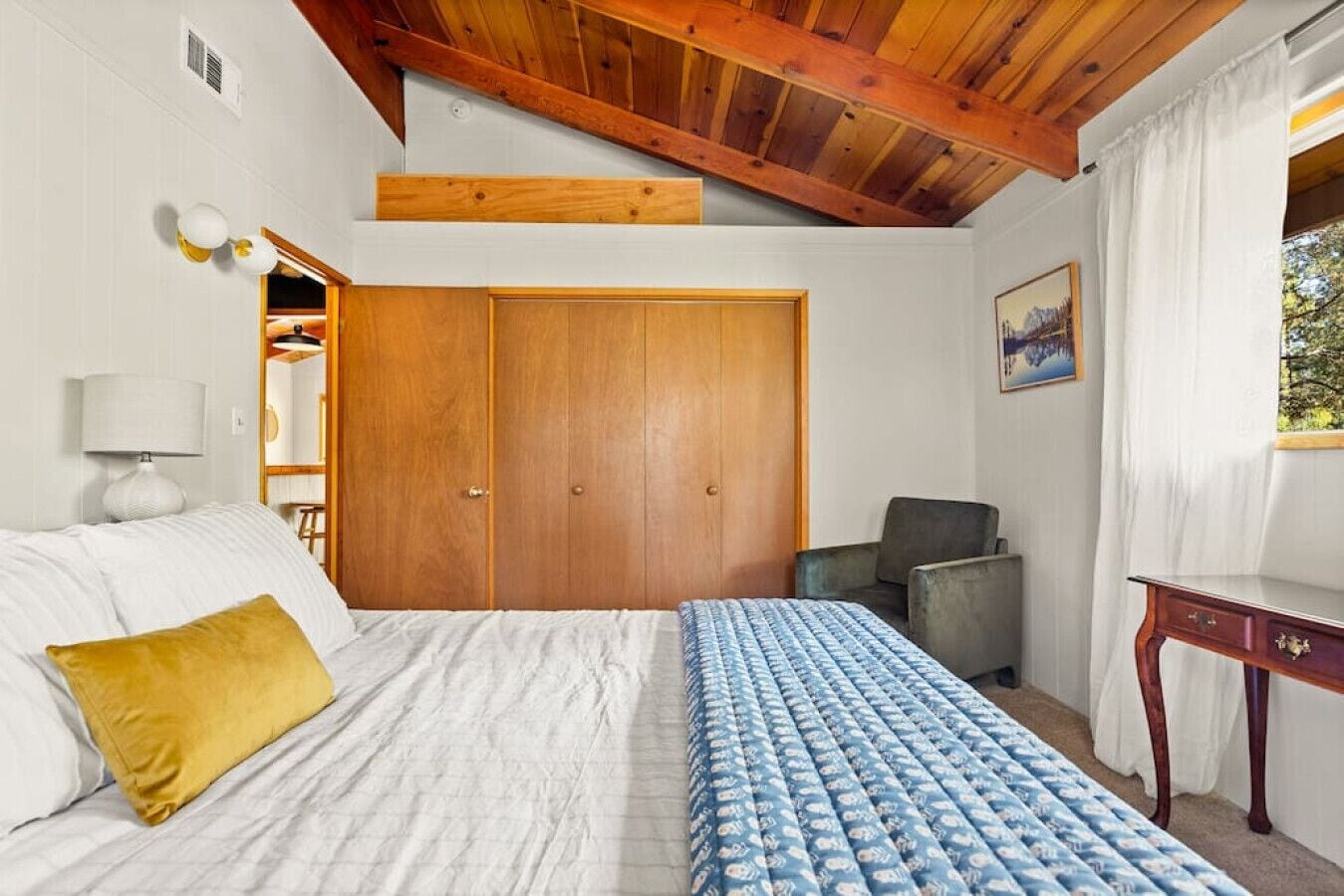 3 bedrooms, desk, iron/ironing board, travel crib